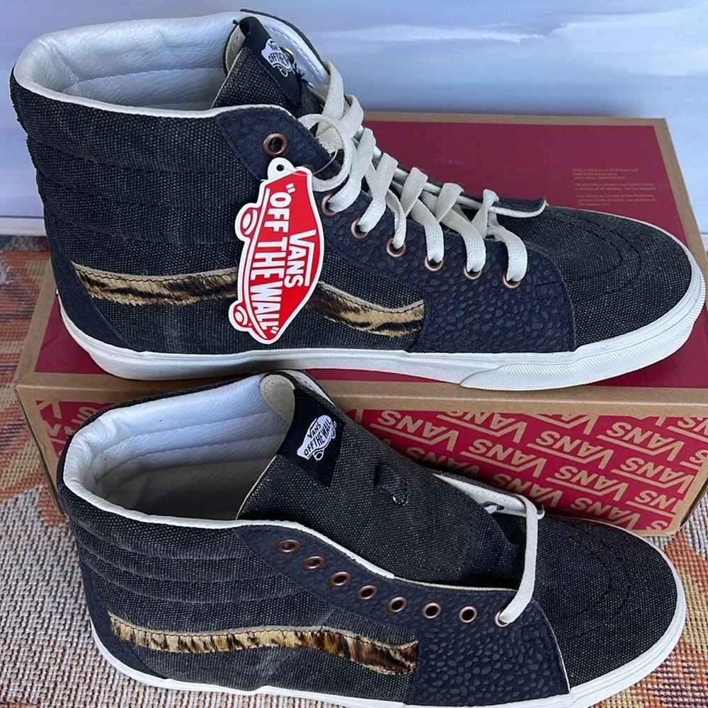 Vans Men’s Sk8-Hi
Subtle Safari Asphalt
VN0A5JMJ107
Sneakers - Picture 2 of 16